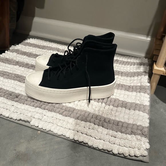 Converse women’s 6.5 platforms - Picture 4 of 5